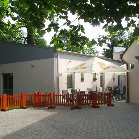 Penzion a CaféRestaurant U lávky Chrudim Extérieur photo