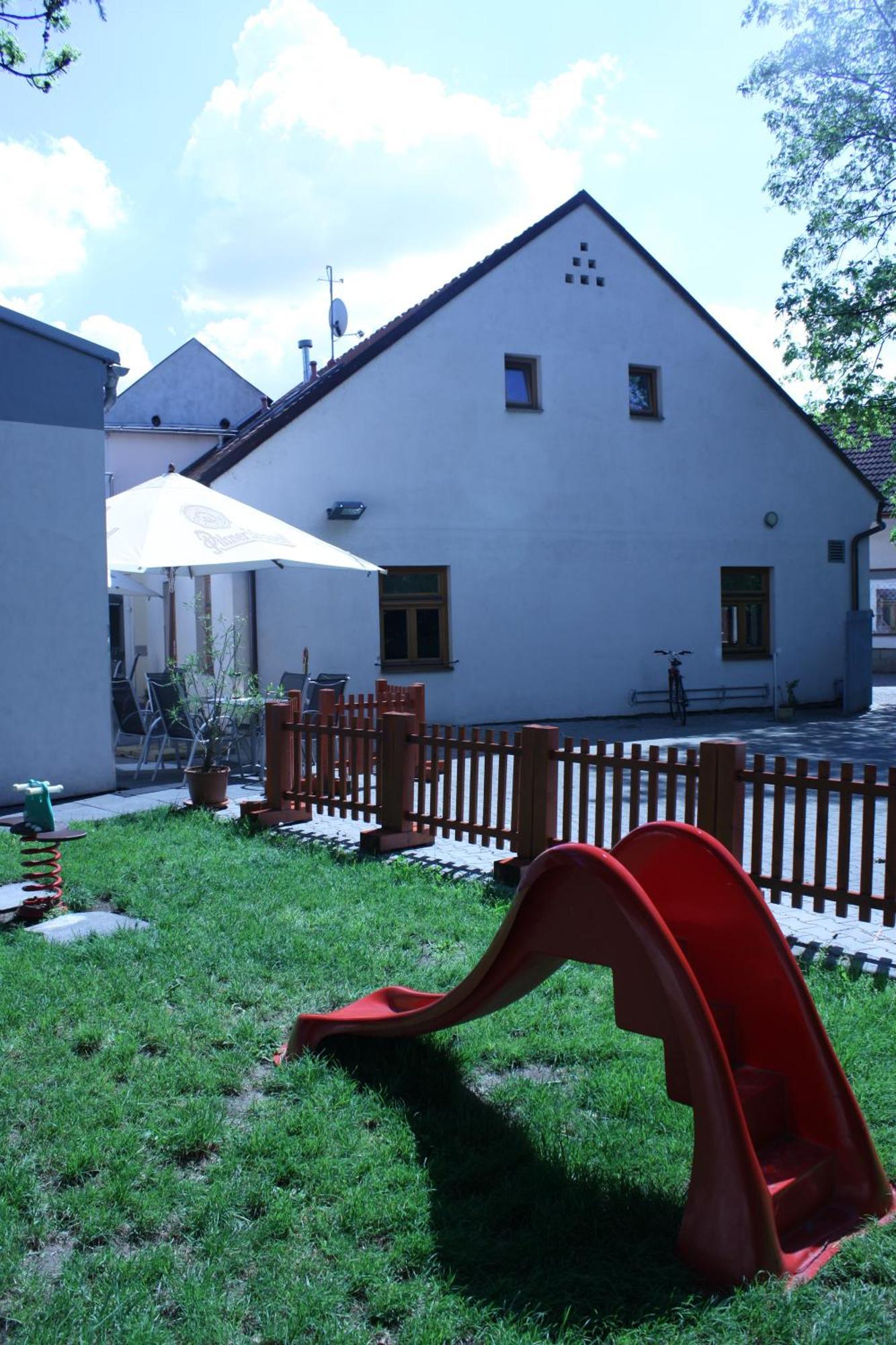 Penzion a CaféRestaurant U lávky Chrudim Extérieur photo