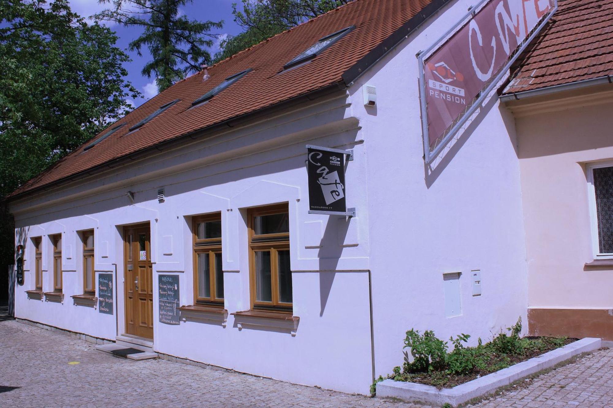 Penzion a CaféRestaurant U lávky Chrudim Extérieur photo