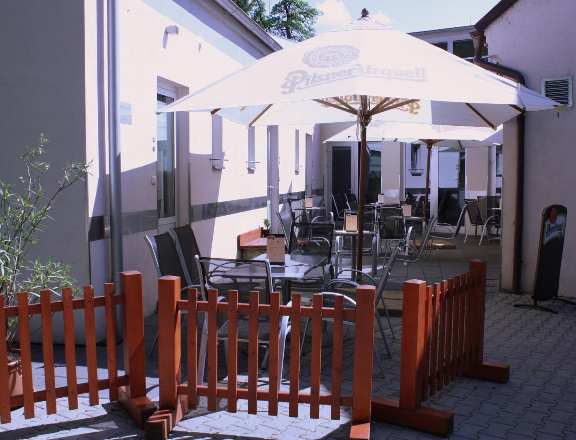 Penzion a CaféRestaurant U lávky Chrudim Extérieur photo