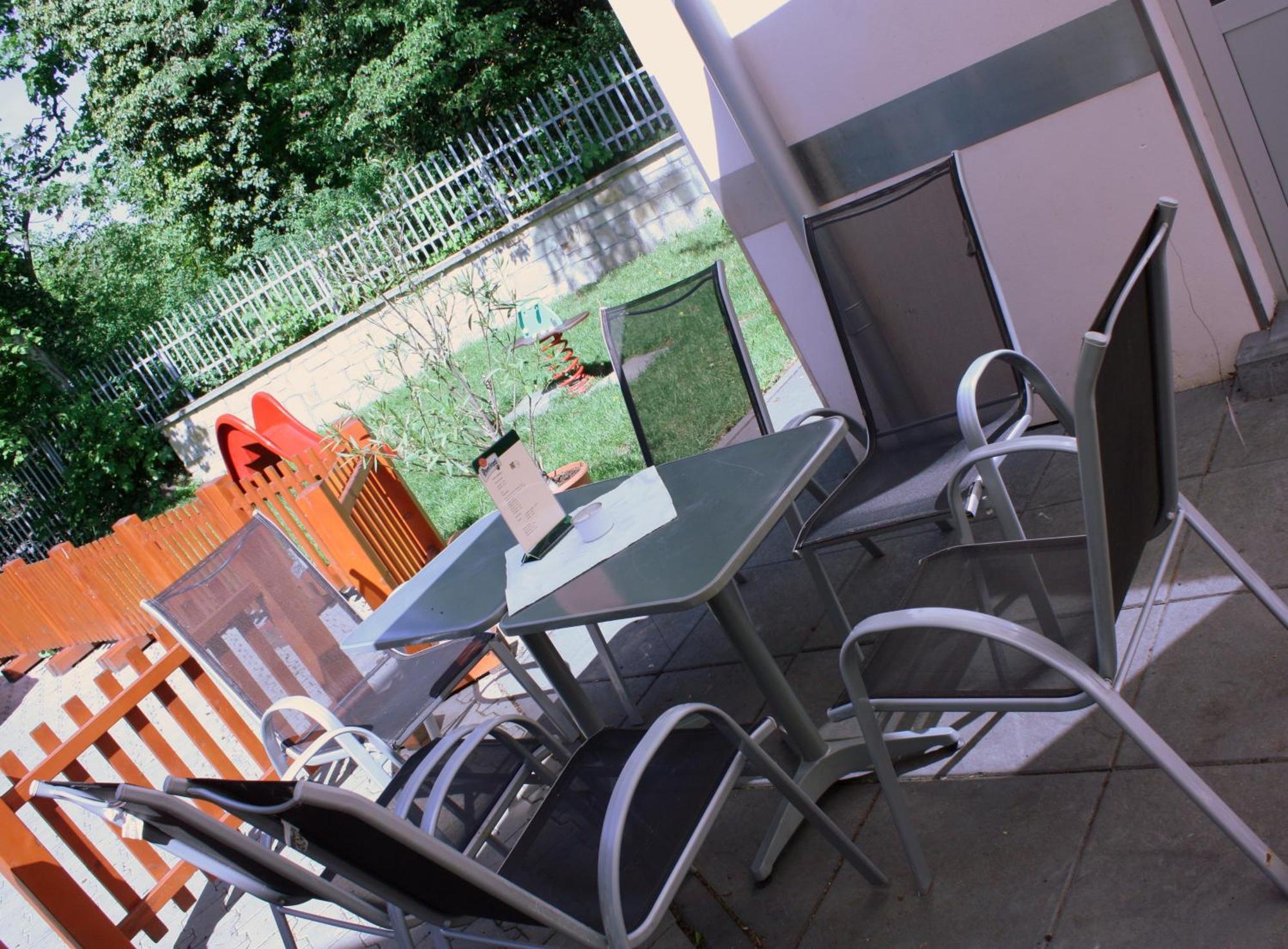 Penzion a CaféRestaurant U lávky Chrudim Extérieur photo
