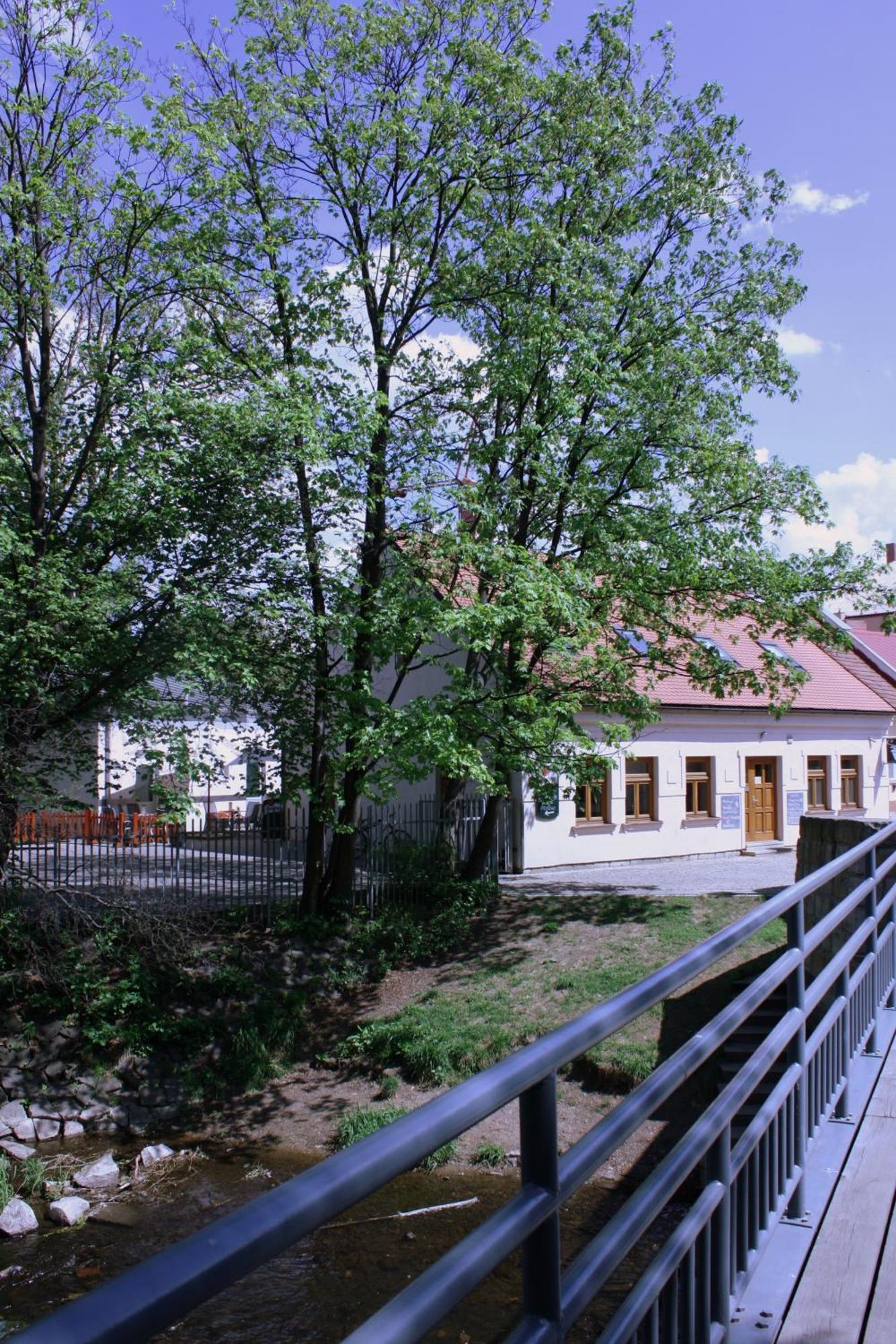 Penzion a CaféRestaurant U lávky Chrudim Extérieur photo
